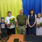 Посмертні відзнаки та соняхи: у Старому Самборі родинам Олександра Бойка та Андрія Гриба вручили нагороди